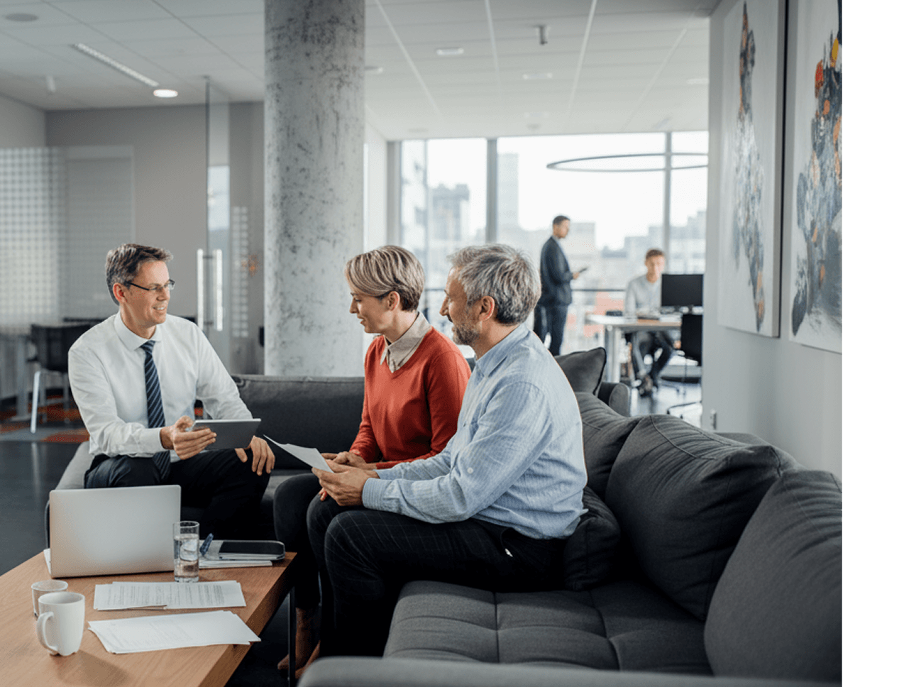 Beratungsgespräch zwischen Ralf Nüßmann und Mandanten in modernem Büro